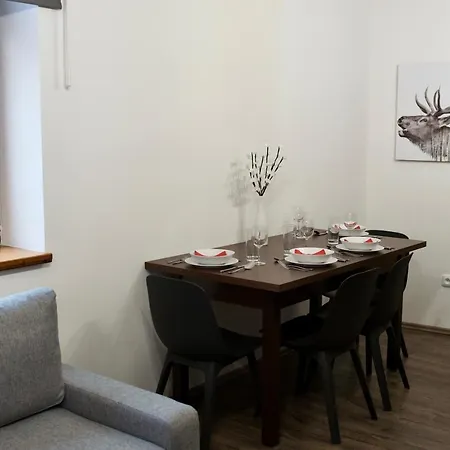 Za Divadlem アパート ブロウモフ